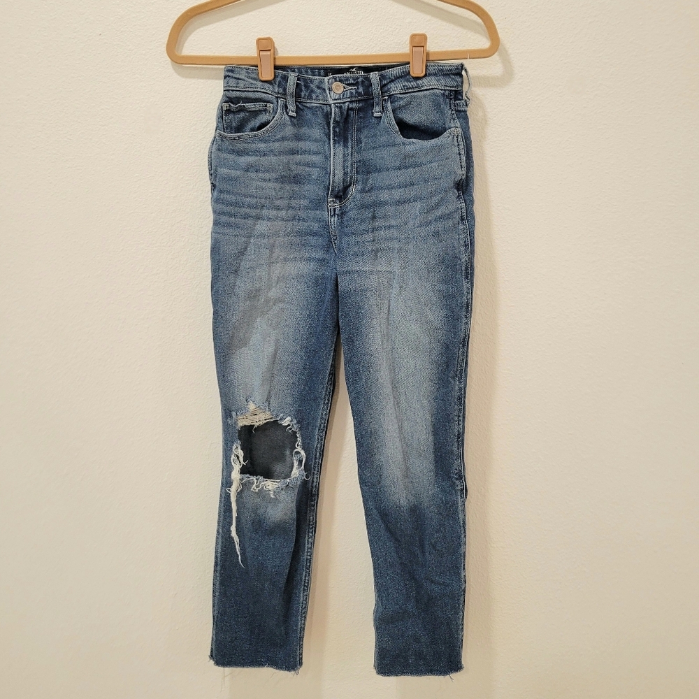 Hollister Ultra High Rise Mom Jeans Distressed Raw Hem Size 3S W26 L25 - Picture 1 of 4